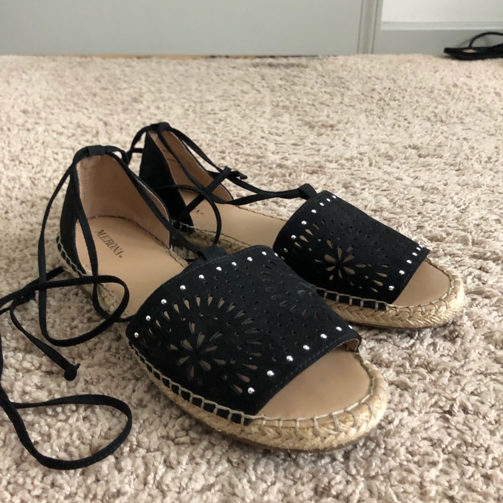 Flat, tie sandals